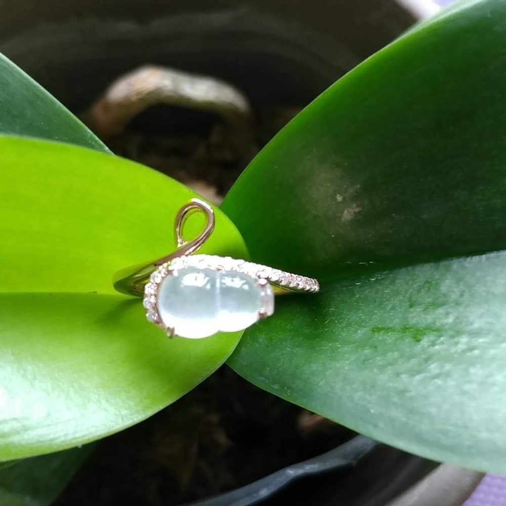 18k rose gold ring with clear white Jade diamonds